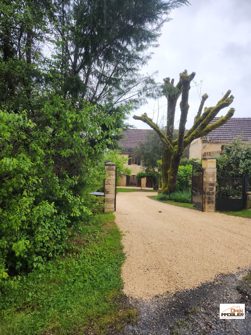 Maison en pierres avec maisonnette indépendante