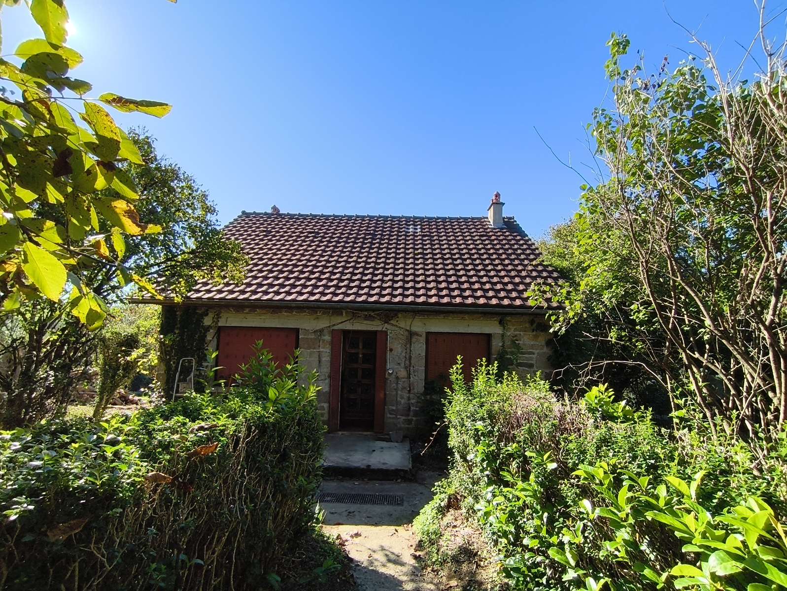 Charmant ensemble immobilier en pierre – Orliac-de-Bar (19390)