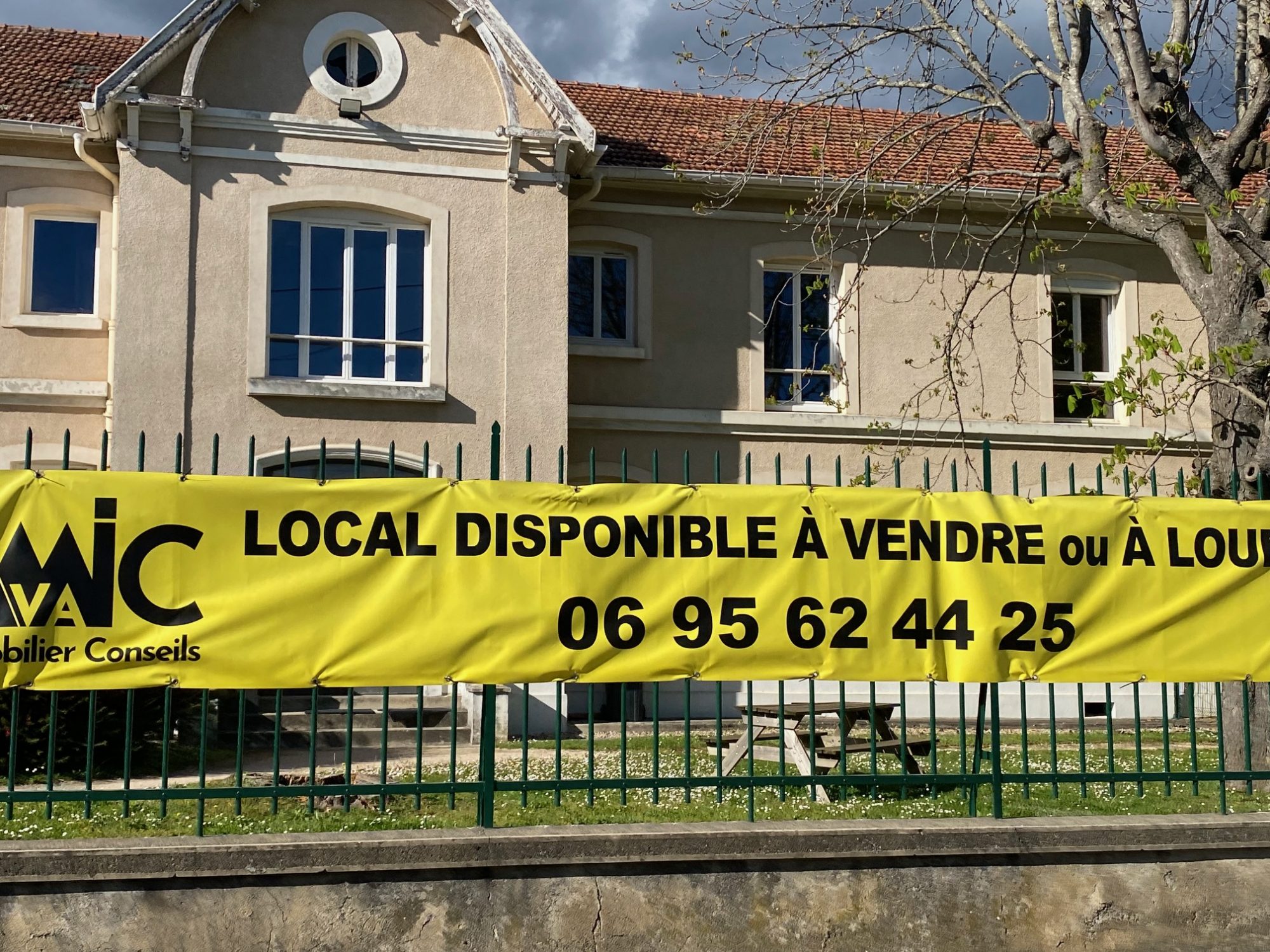 IMMEUBLE DE RAPPORT DE BUREAUX LOUES 800M² A VENDRE