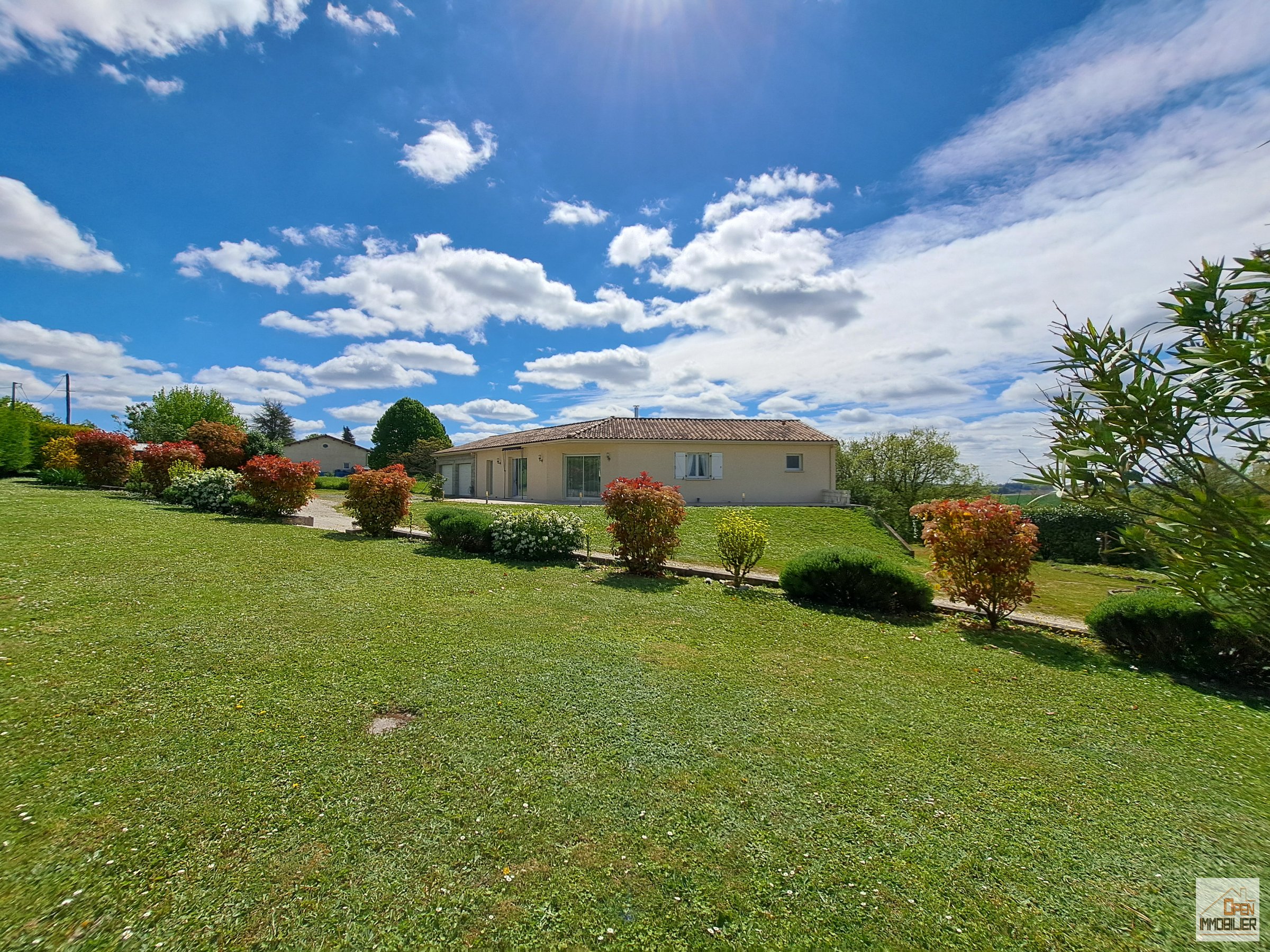 Maison avec double garage, piscine et jardin clos – 122 m² – 5 pièces