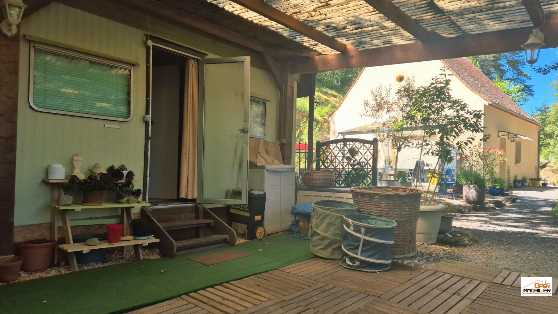 CHARMANTE MAISON PÉRIGOURDINE AVEC VUE ET BOIS ET DÉPENDANCES