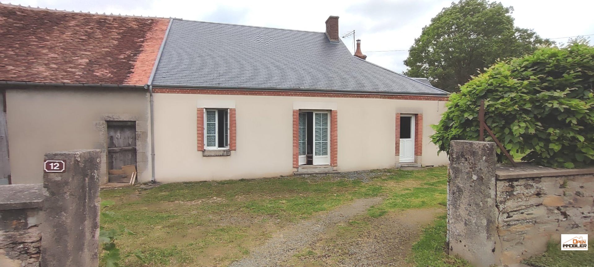 maison avec nombreuses dépendances