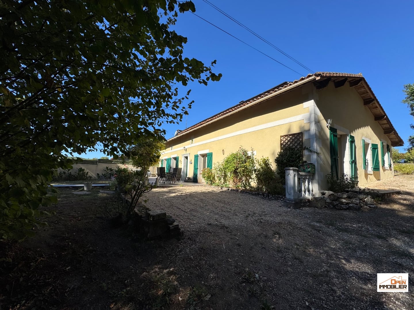 BELLE MAISON EN PIERRE – 5 CHAMBRES – PISCINE – PANNEAUX SOLAIRES – 3 708 M² DE TERRAIN - Rioux-Martin