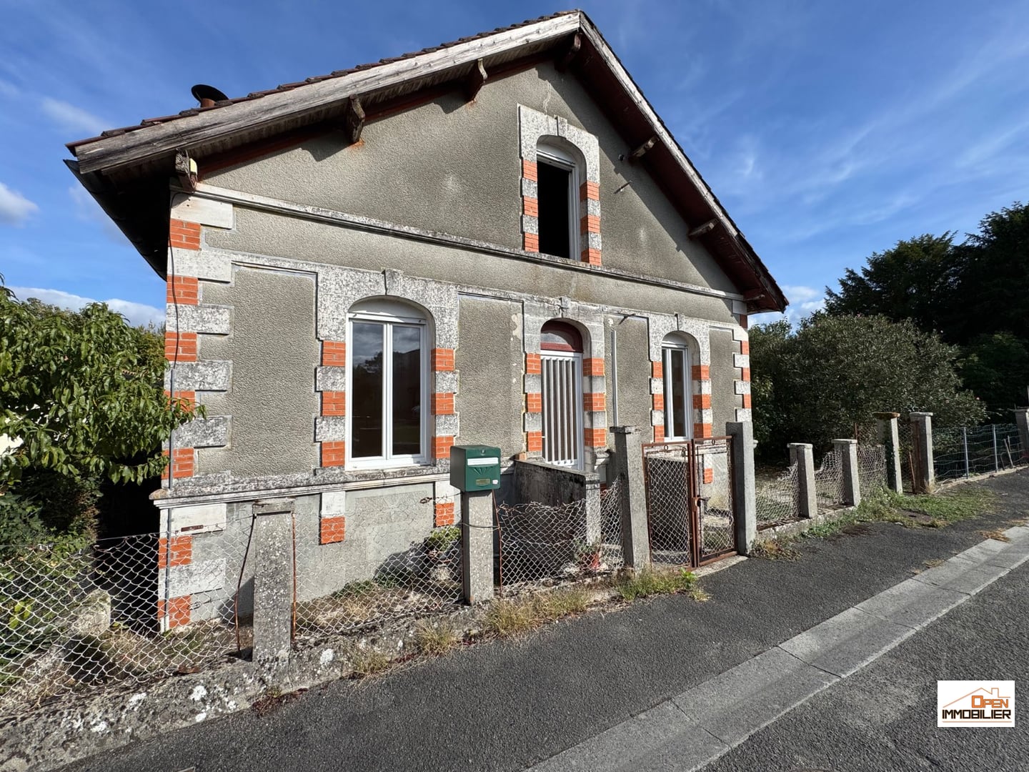 MAISON DES ANNÉES 30 À RÉNOVER – 95 m² – 3 CHAMBRES – TERRAIN CLOS - Barbezieux-Saint-Hilaire