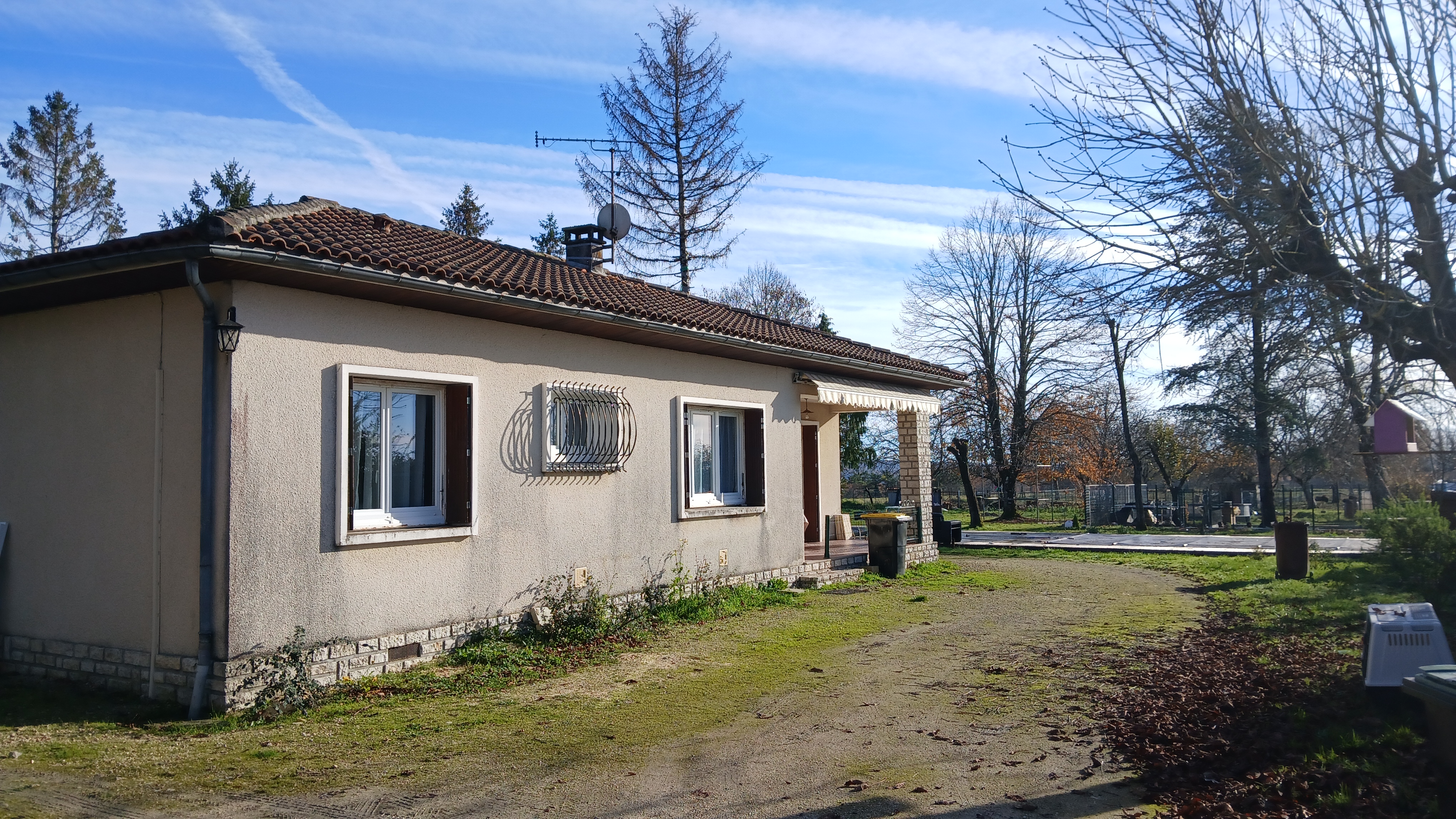 Maison 3 chambres, piscine, 7700 m² terrain clos