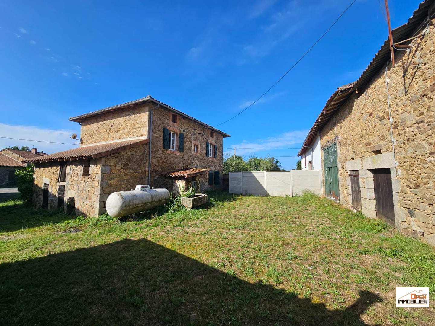 Maison en pierres avec grange