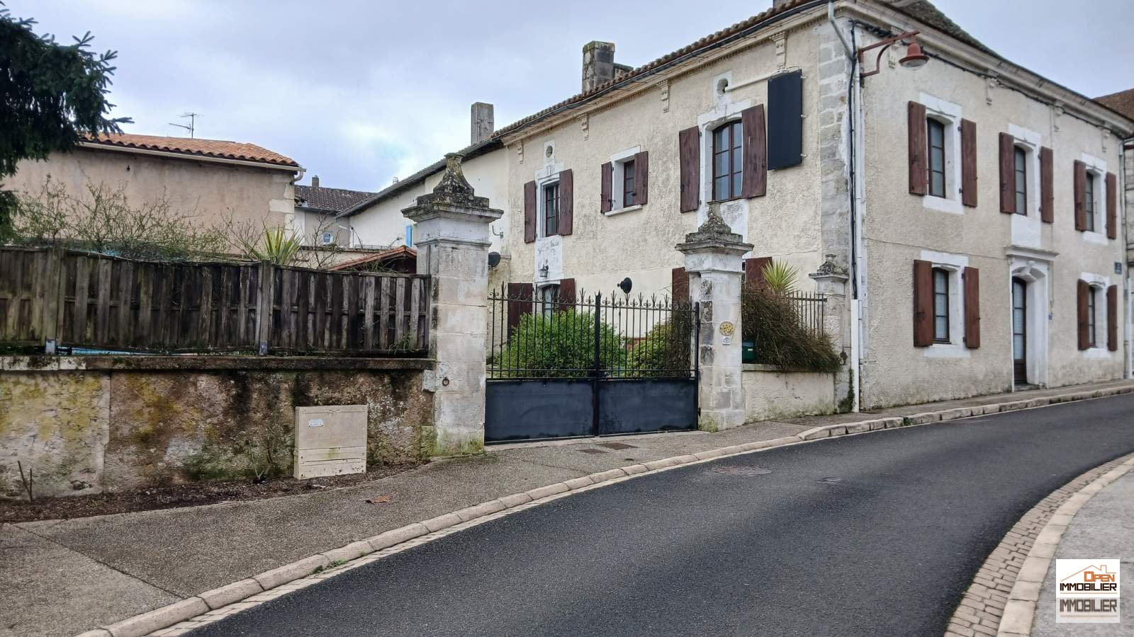 Maison authentique, 4 chambres, cours fermée