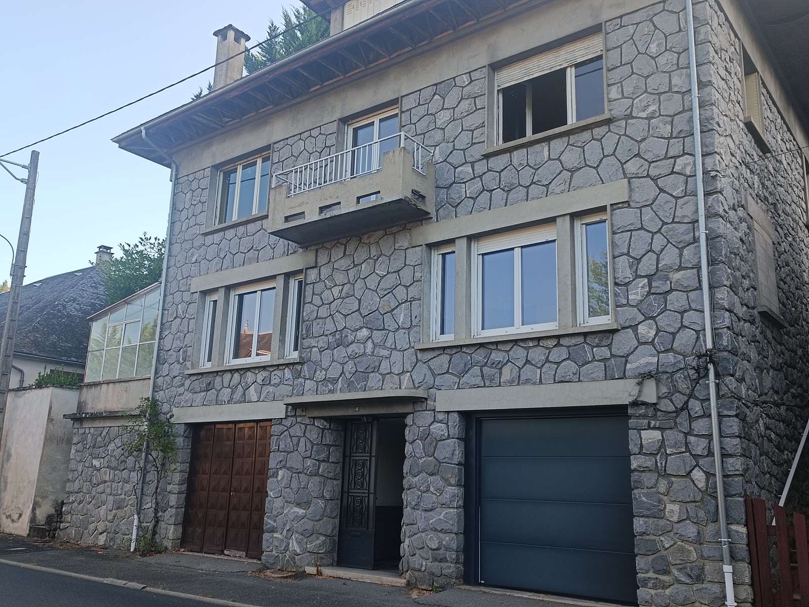 Maison familiale en pierres et ardoises avec dépendance, puits, garages, caves et terrain d'envir...