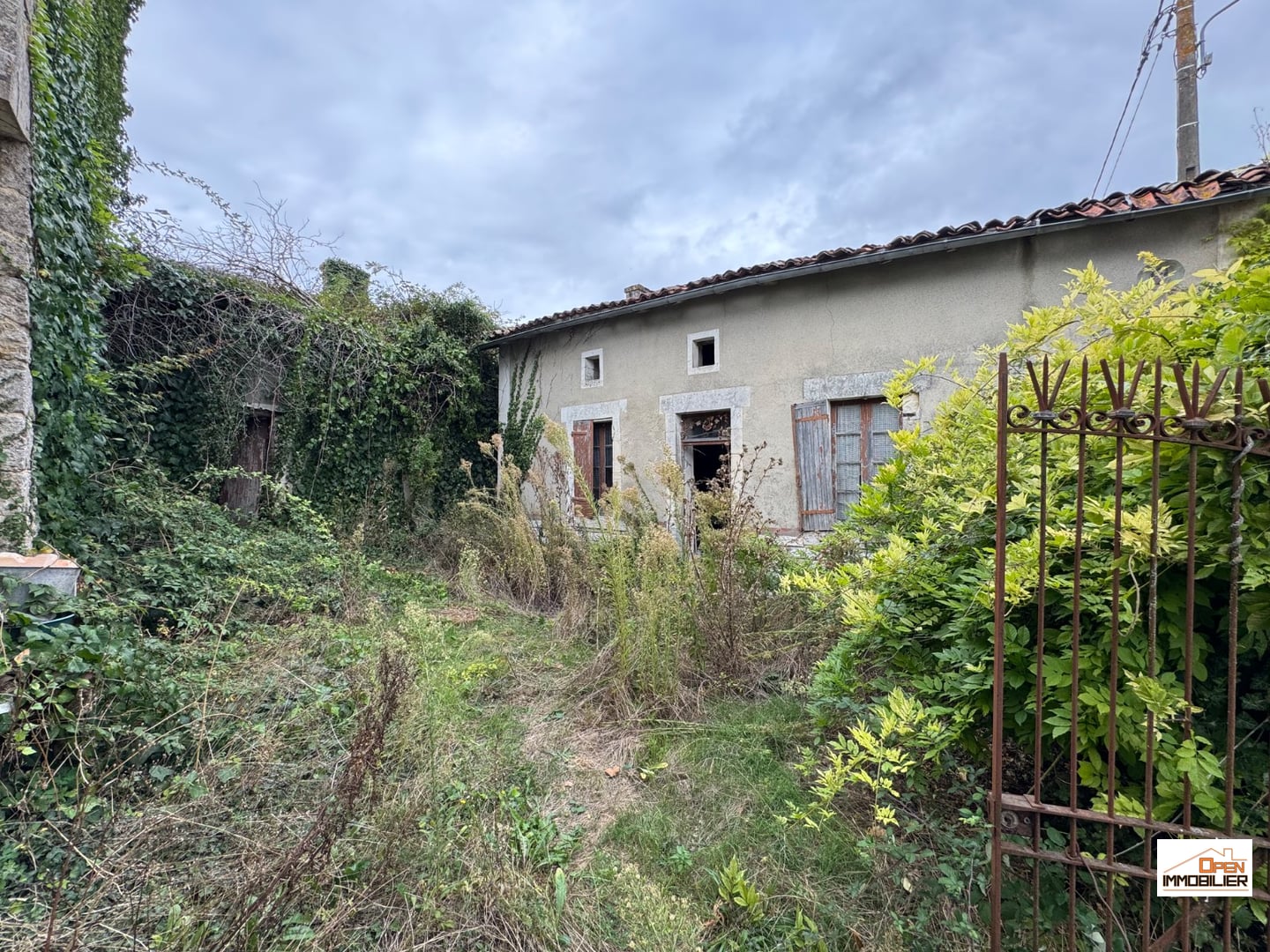 Maison 77 m² entièrement à rénover avec cour - Saint-Maigrin