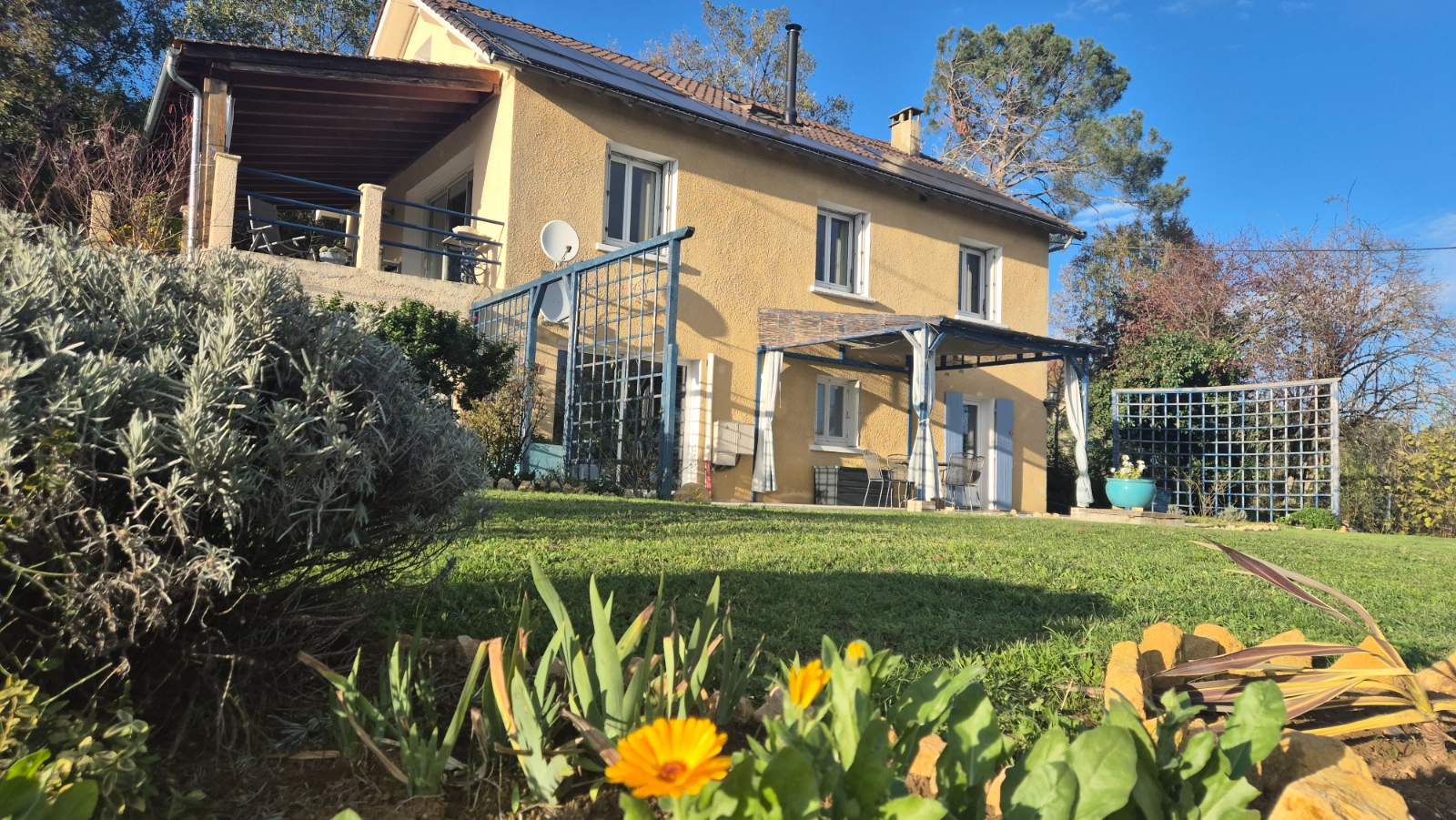 Charmante maison en dordogne avec une vue magnifique sur la vallée de sarlat et un gîtes superbe !!
