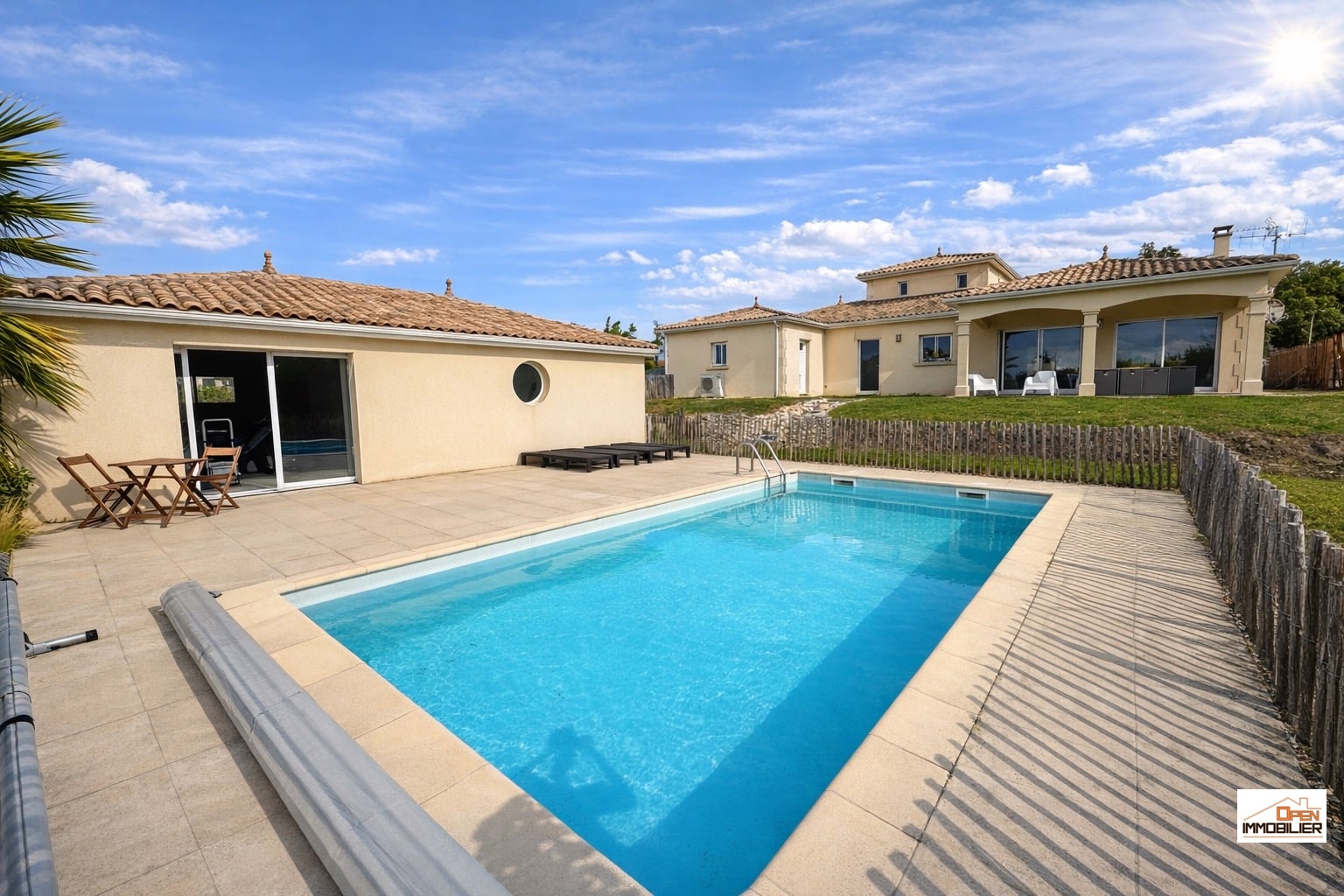 Maison - 200 m² - Terrain 2 780 m² - piscine
