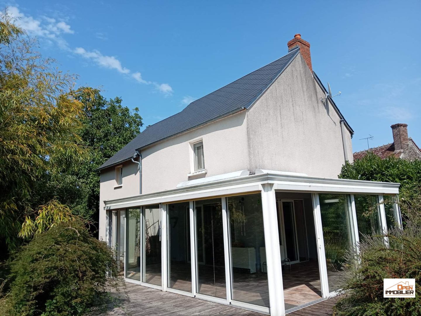 Maison de campagne sur un chemin