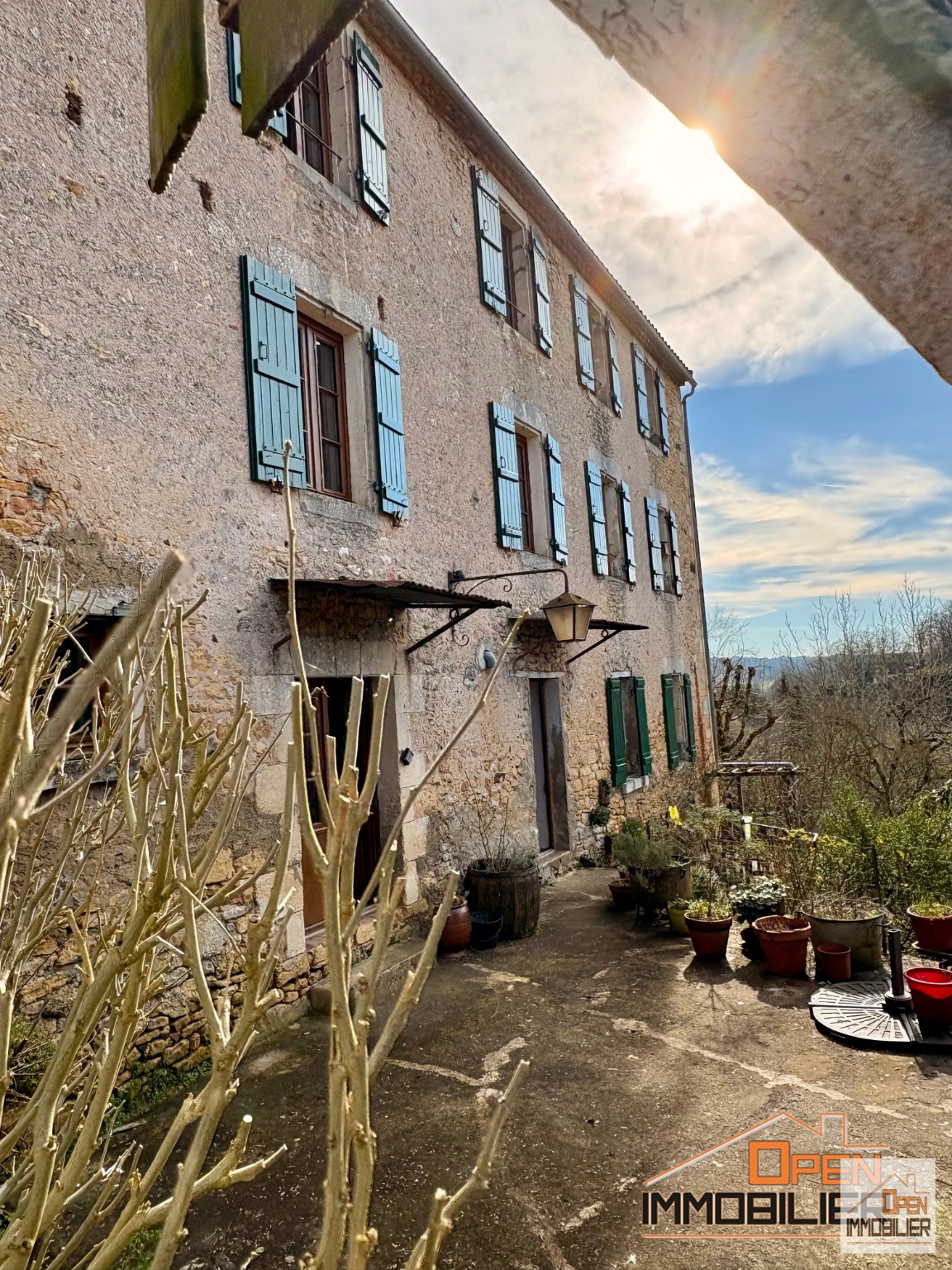 Grande maison familiale avec jardin et vue dominante au cœur d’un de plus beaux villages de France