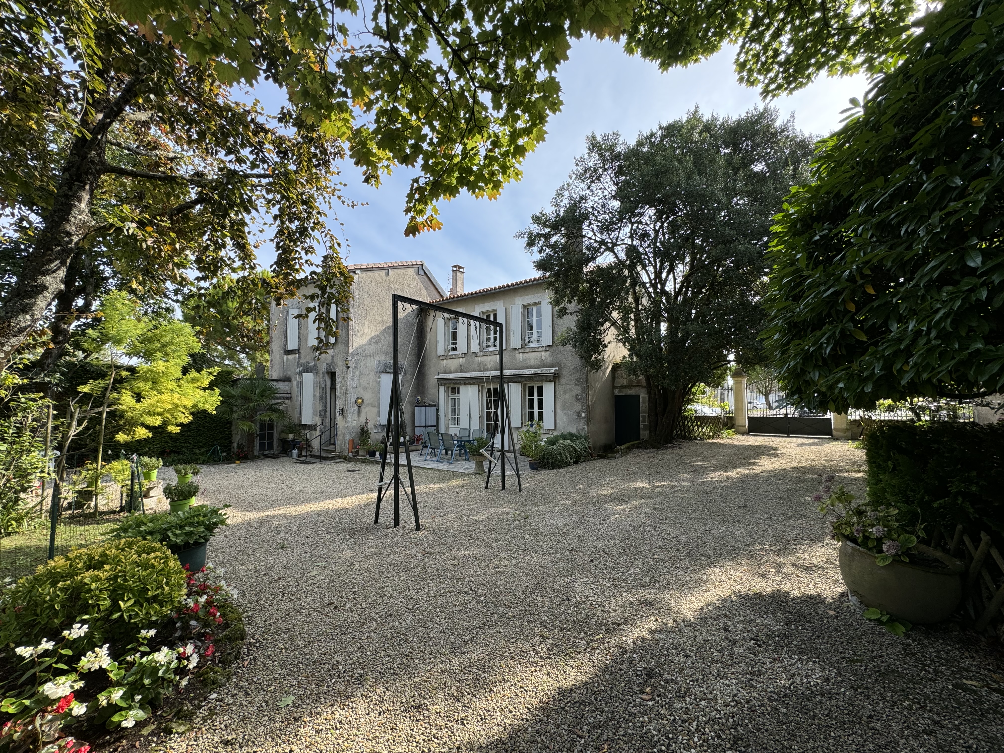 Ensemble immobilier 407 m² - Terrain 3000 m² - piscine