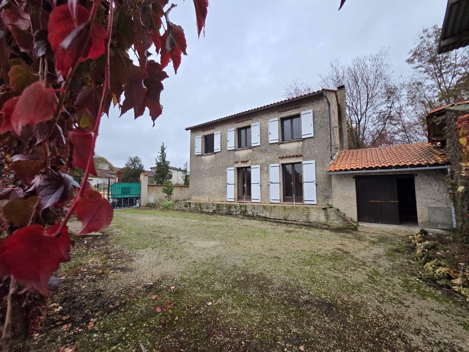 Maison des années 80 avec grand terrain