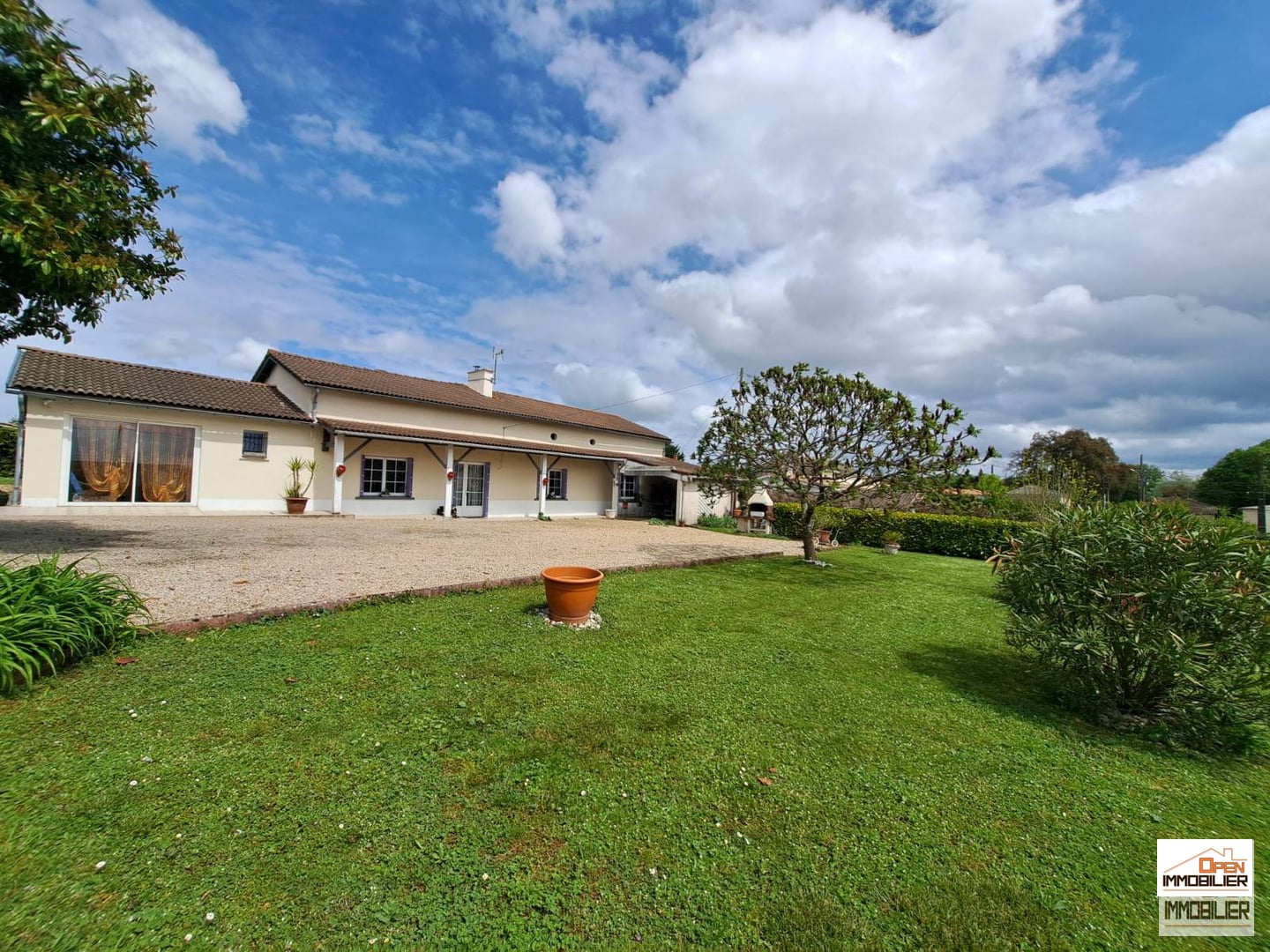 Maison avec garage et terrain piscinable - 136 m² - 6 pièces