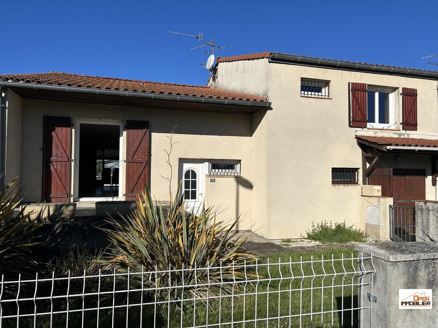 Maison mitoyenne par le garage avec jardin
