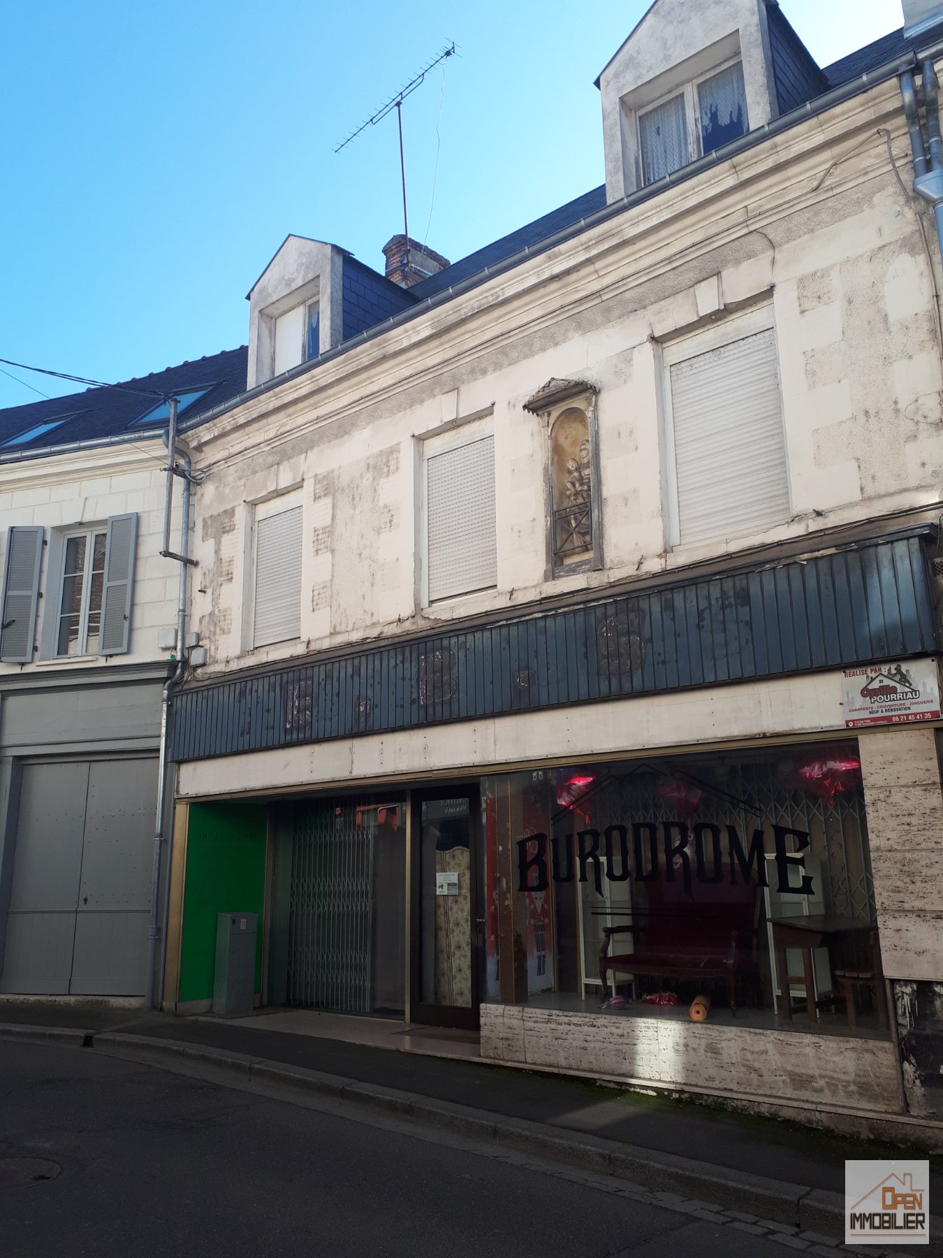 Maison de ville avec patio pour habitation et (ou) activité commerciale