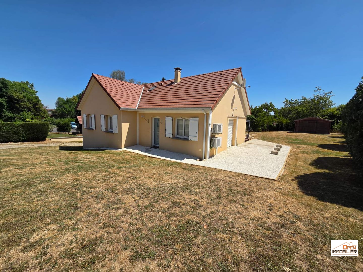 Maison d&rsquo;habitation 5 chambres sur sous-sol/garage le tout sur terrain clos