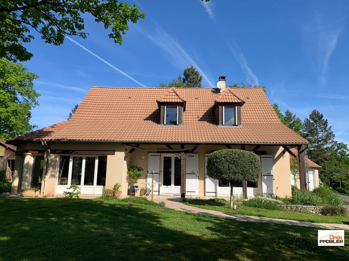 Maison avec double garage et jardin arboré