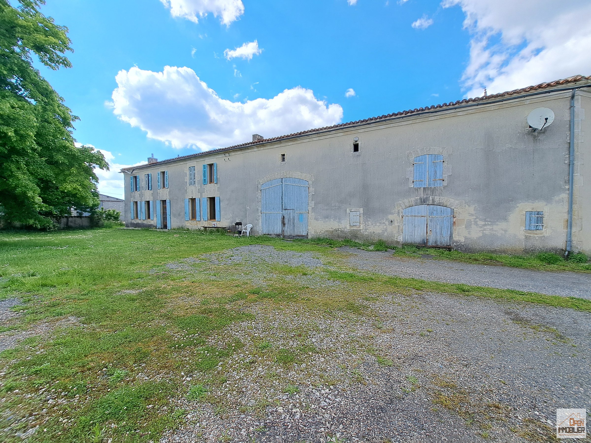 Maison Charentaise avec dépendances et jardin – 190 m² – 6 pièces – 4216 m² - Baignes-Sainte-Radegonde