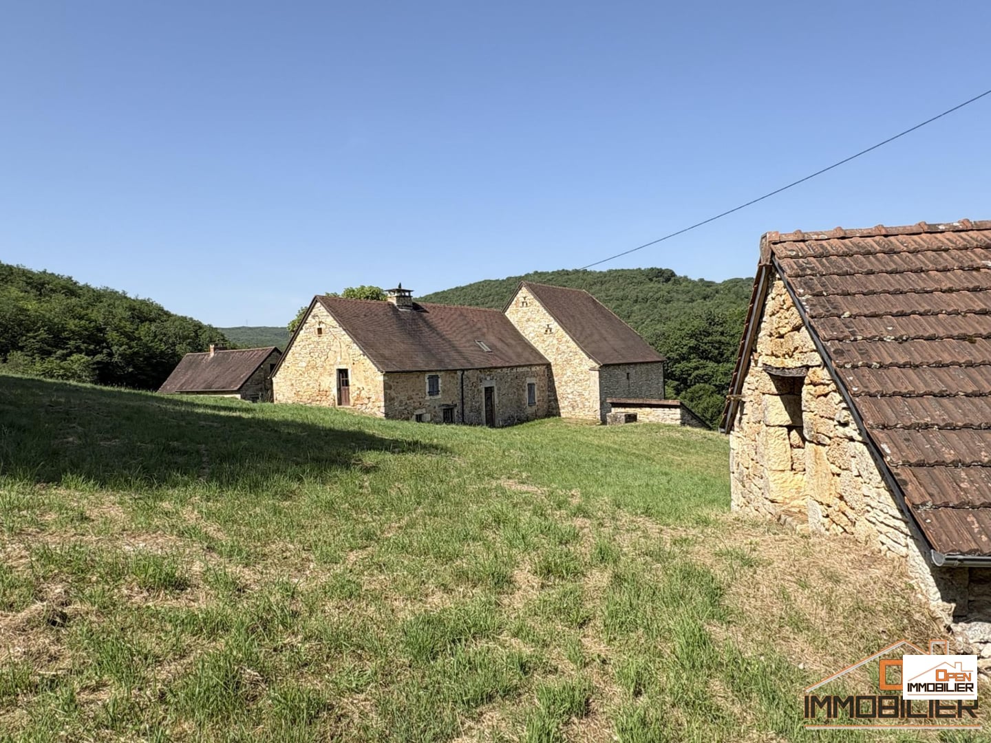 Corps de ferme 170m²- dépendances 230m²- Terrain 9 490m²