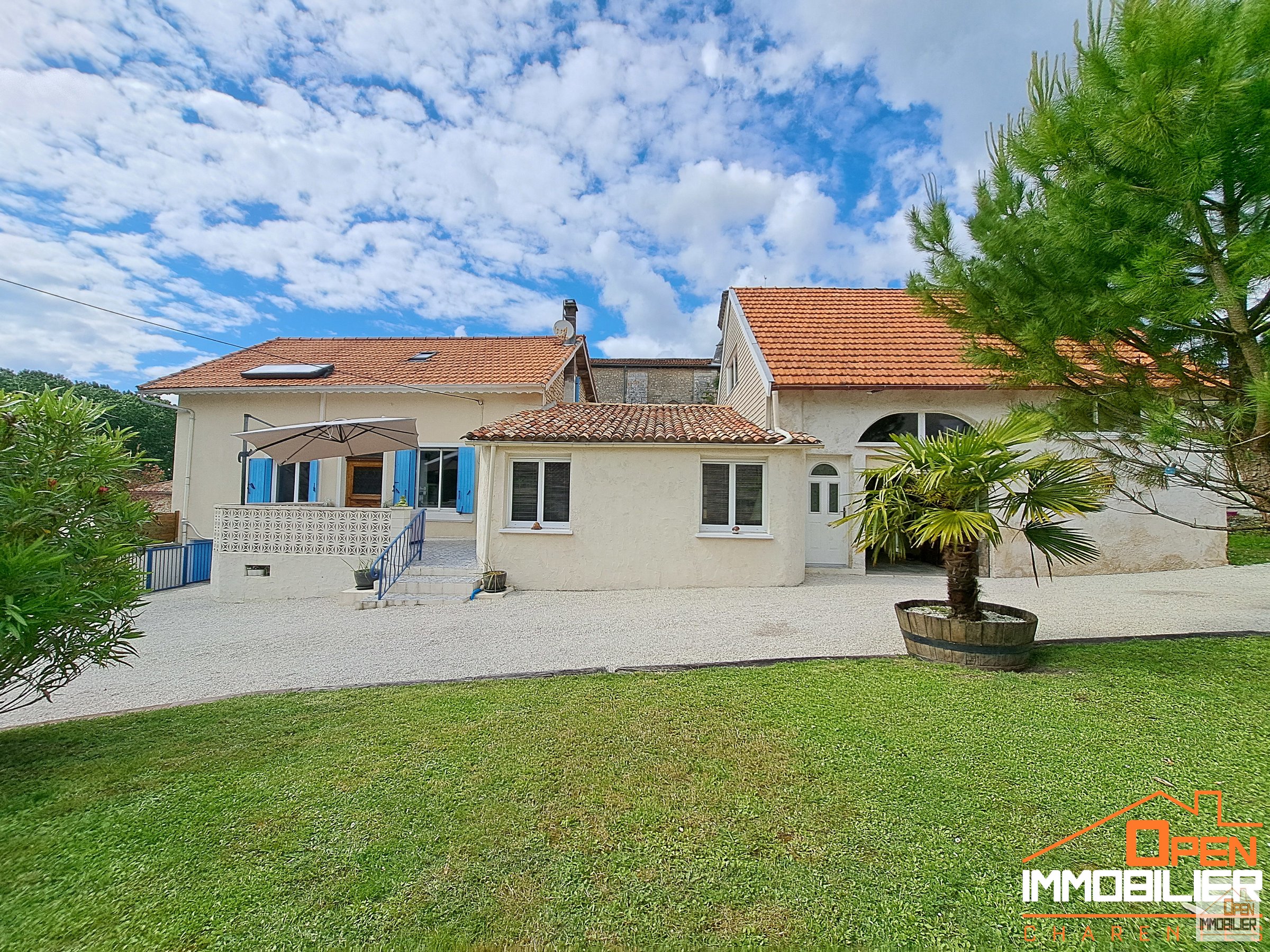 Maison avec garage, sous-sol, cave et jardin clos - 187 m² - 7 pièces