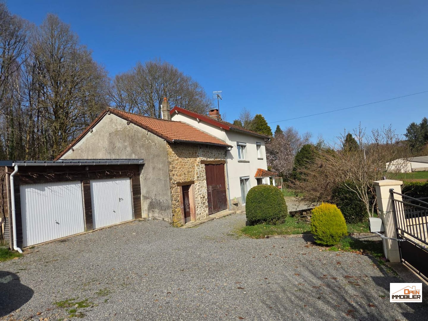 Maison avec grange et garages attenant sur terrain clos de 3648m2