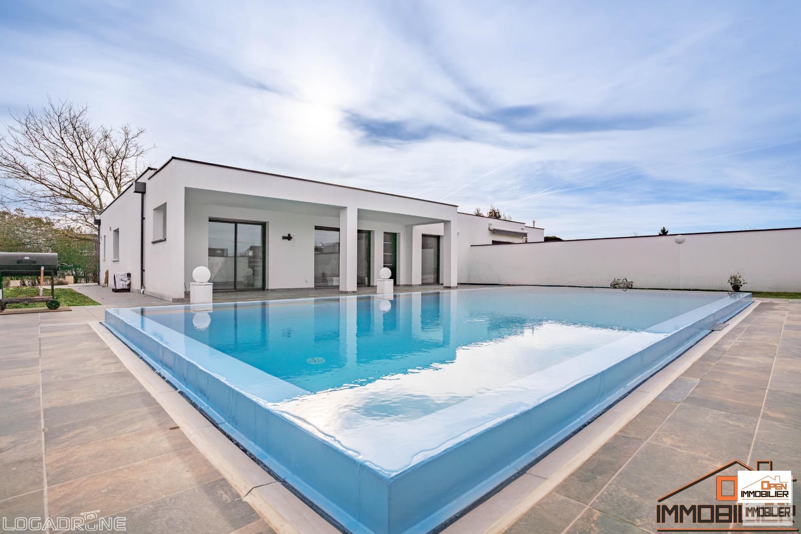 Maison avec piscine , garage et jardin