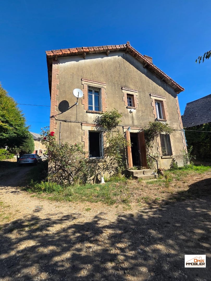 Maison avec grange auvergnate et dépendances à Faux-Mazuras