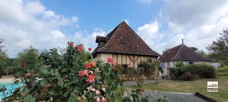 Ensemble immobilier comprenant 2 maisons, piscine et terrain de plus de 9000m2