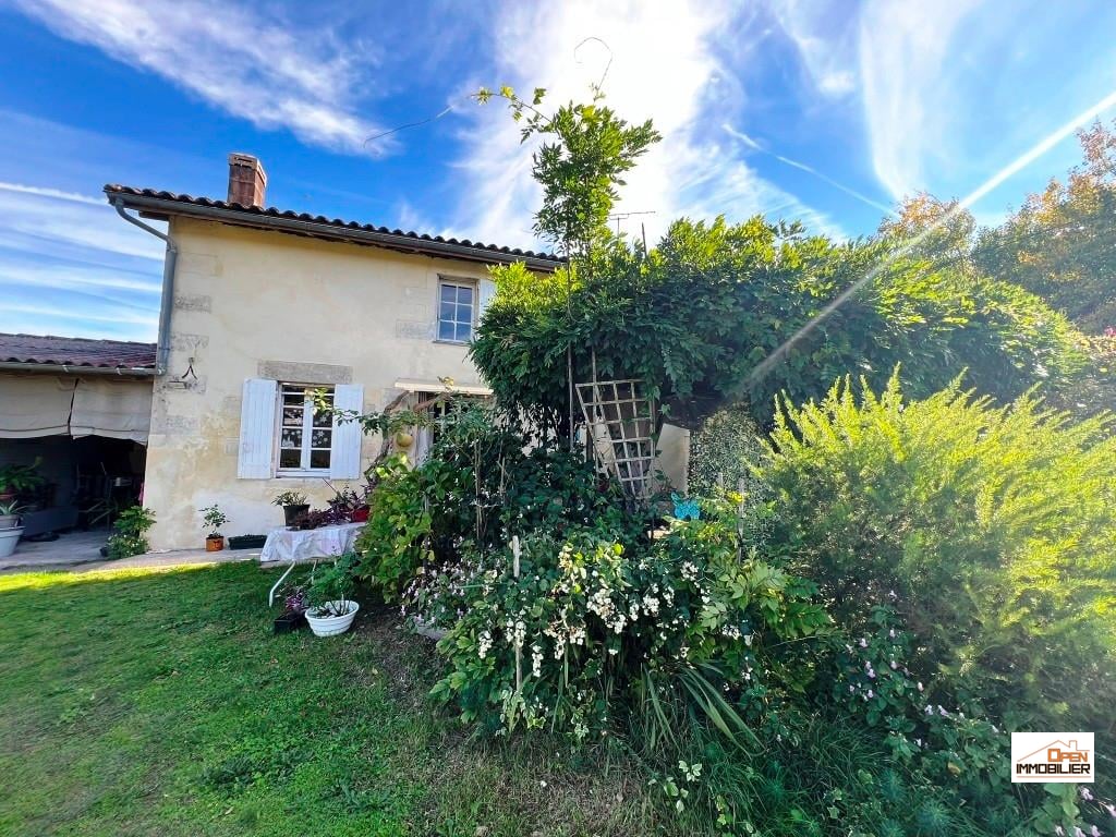 Maison en pierre avec très beau jardin