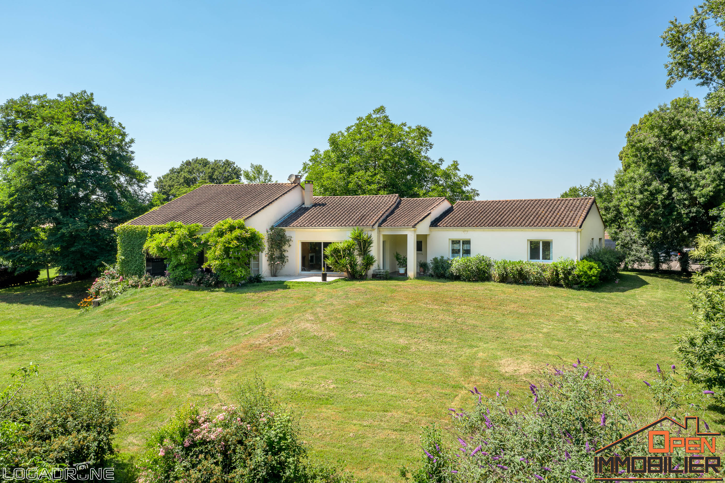 MAISON DE TYPE 8 AU LEDAT DE 220M2 SUR UN TERRAIN DE 4400M2 AU BORD DU LOT