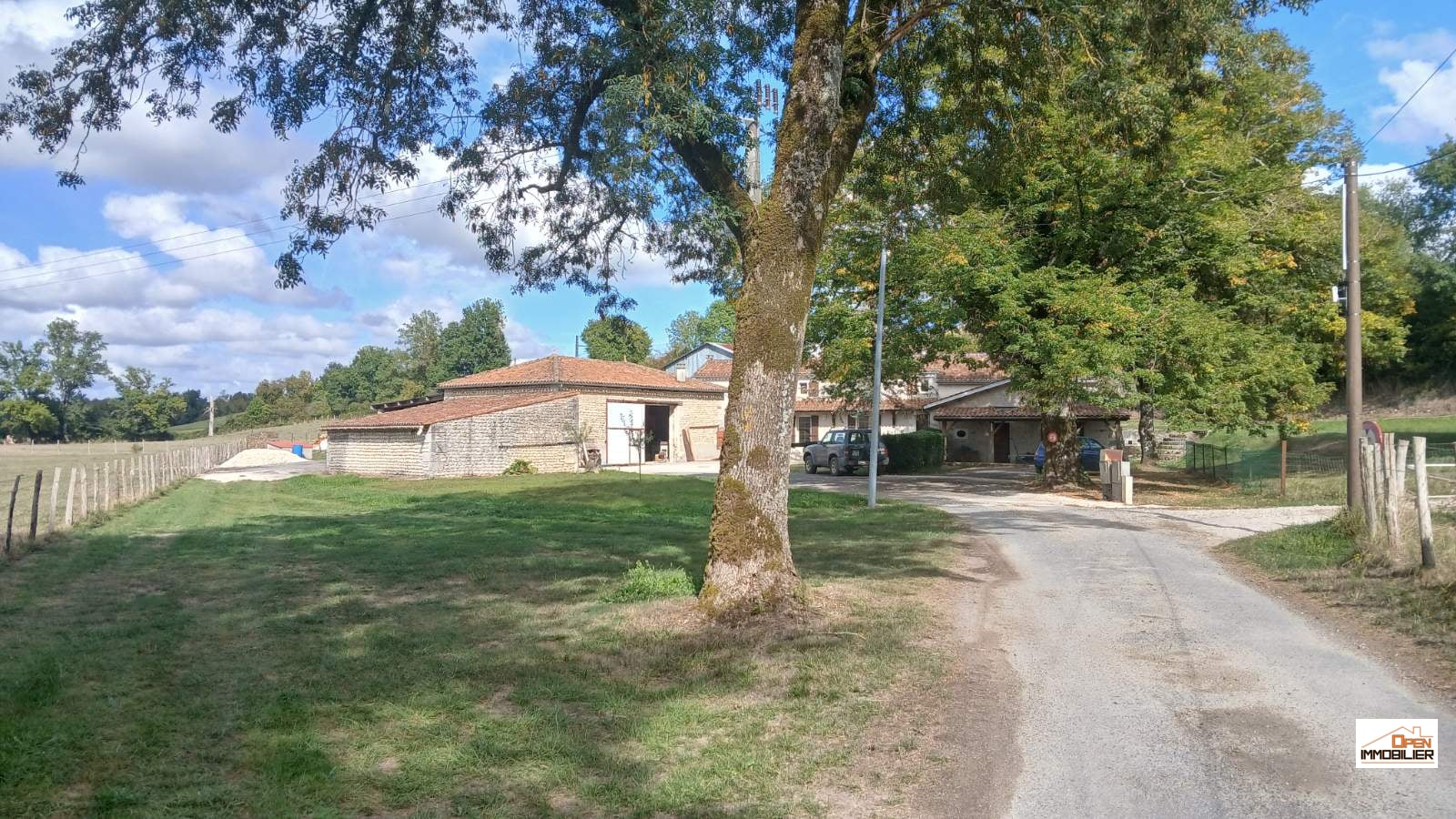 Ancienne ferme isolée, maison, gîte et dépendances - Montmoreau