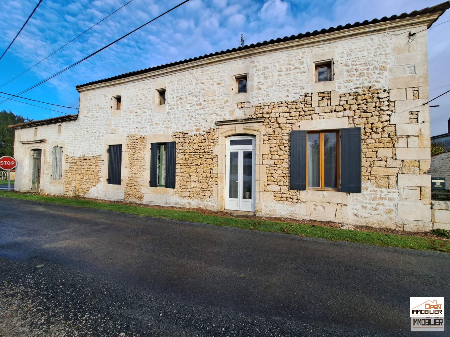 Maison charentaise avec garage et jardin - 244 m² - 8 pièces