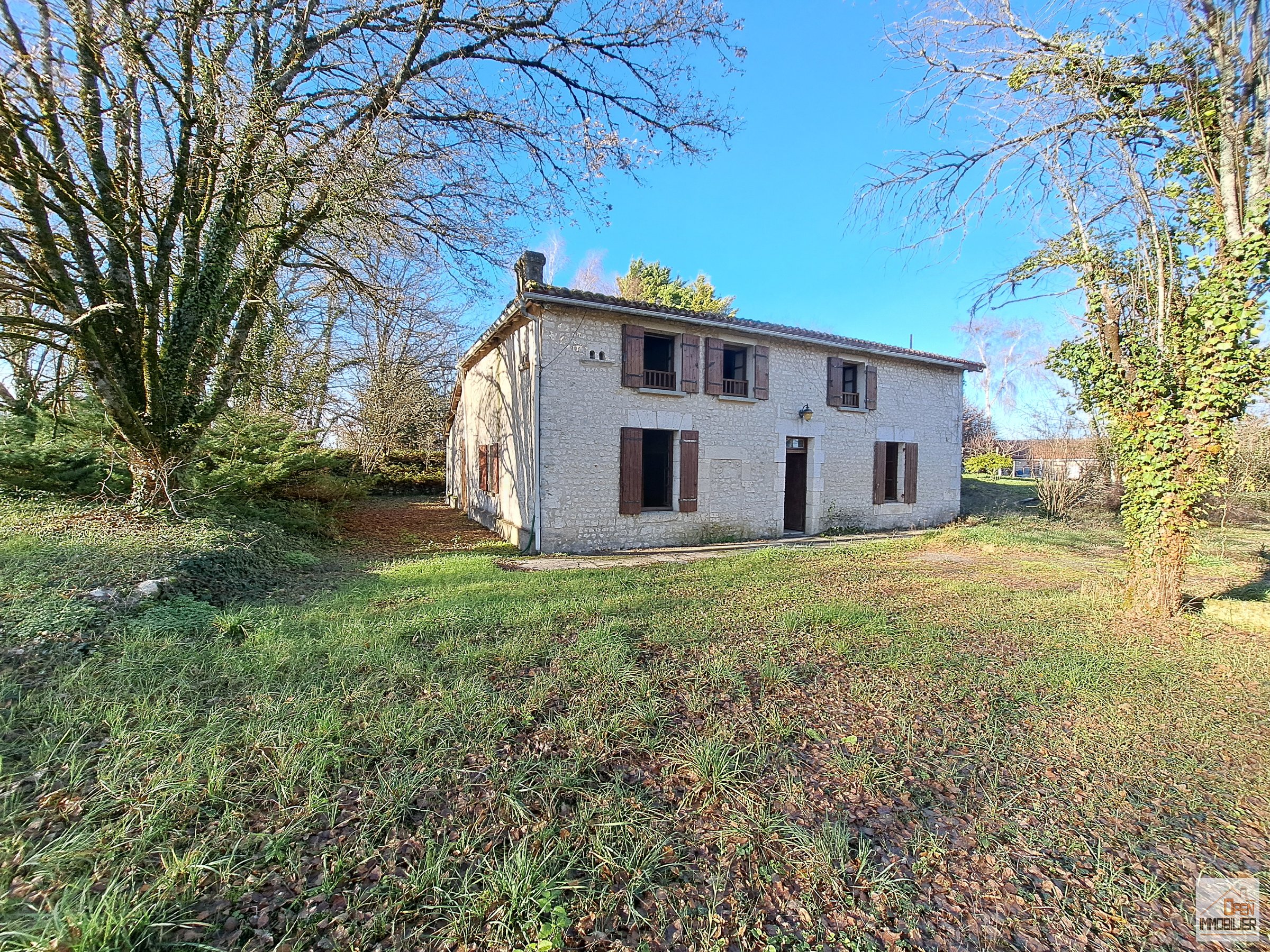Maison en pierre à rénover avec garage attenant, atelier, cave, hangars et terrain – 160 m² – 7 pièces - Pérignac