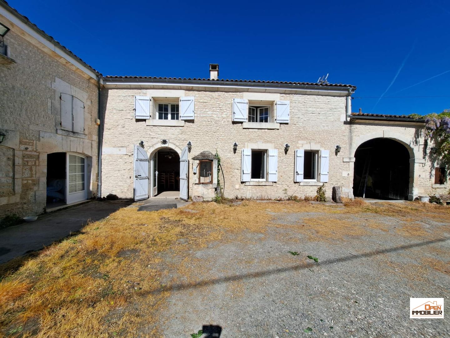 Maison Charentaise avec dépendances attenantes, puits et jardin - 209 m² - 7 pièces²