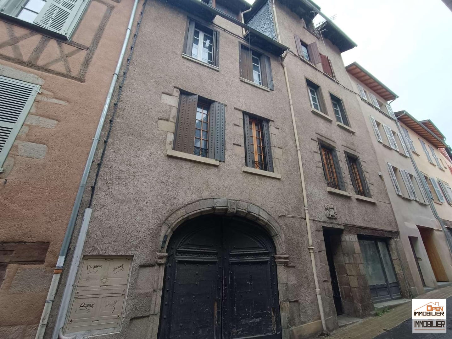 Immeuble en pierre avec toiture récente – Quartier historique de Tulle