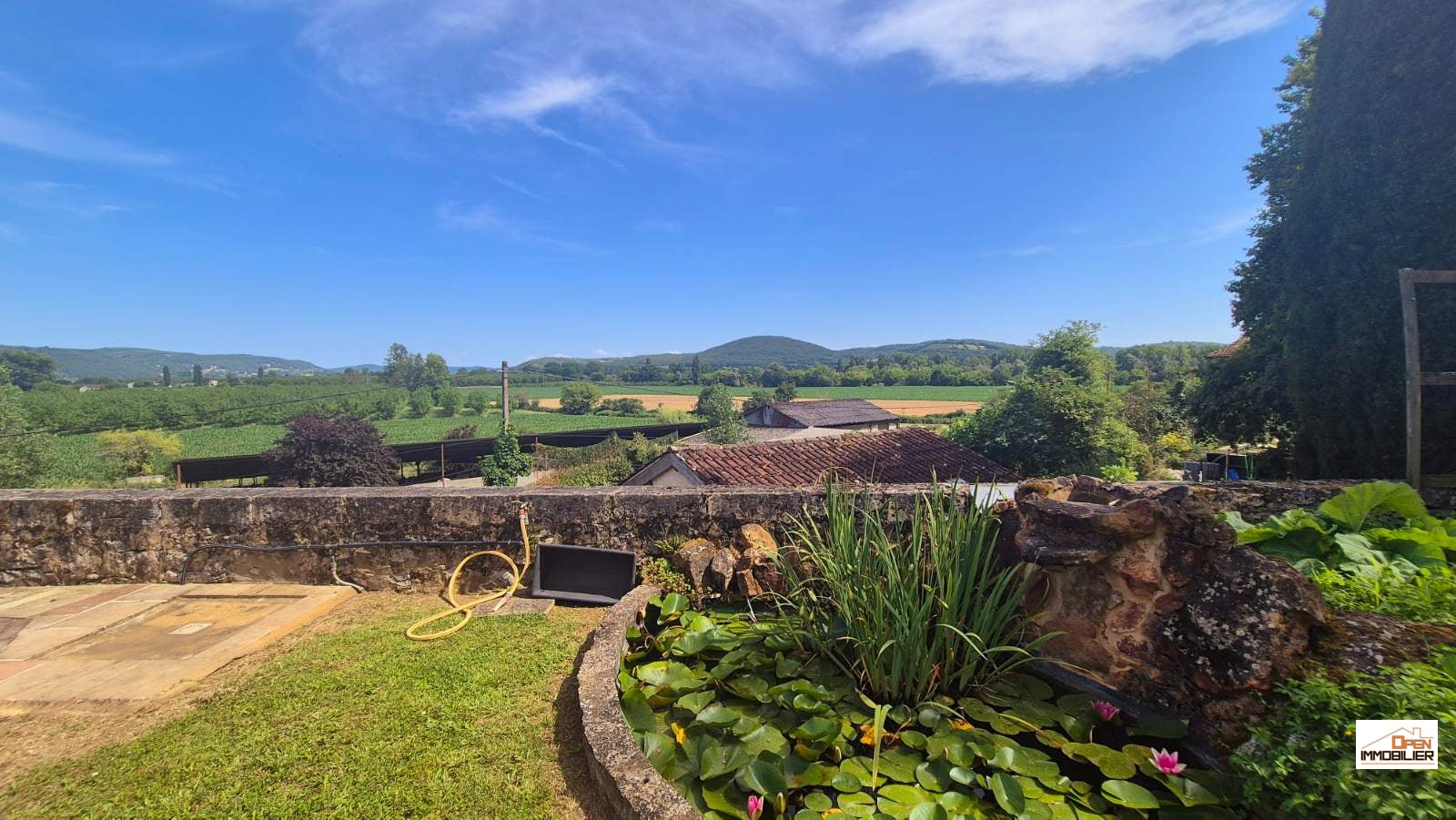 MAISON DE PRESTIGE EN PIERRE AVEC VUE ET BEAU JARDIN ET PISCINE !