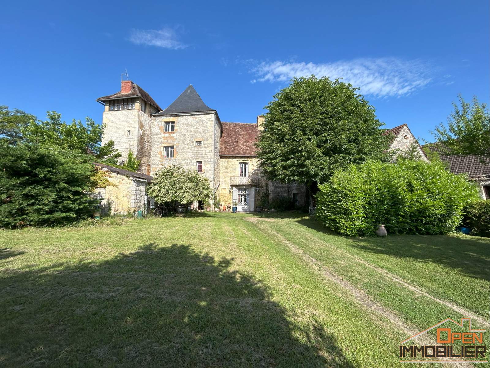 Maison en pierre de type médiéval - 246m²