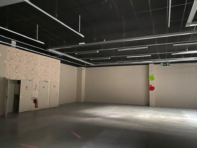 AV TRES BEAU LOCAL COMMERCIAL RECENT SDP 1808M² à Biganos