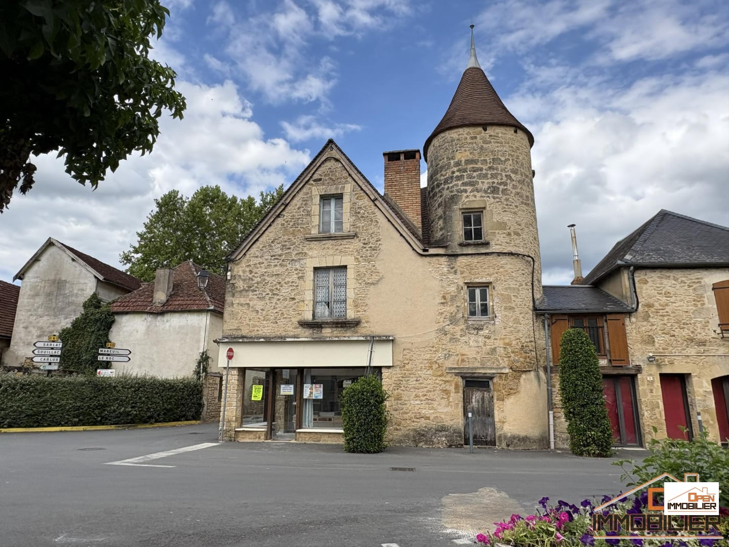 Bâtiment en pierre 230m² + Grange 125m²
