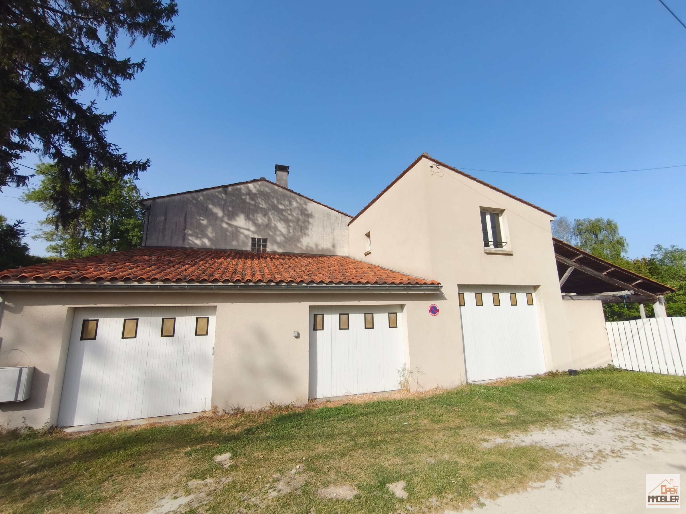 Ensemble de 3 garages avec hangar et jardi n