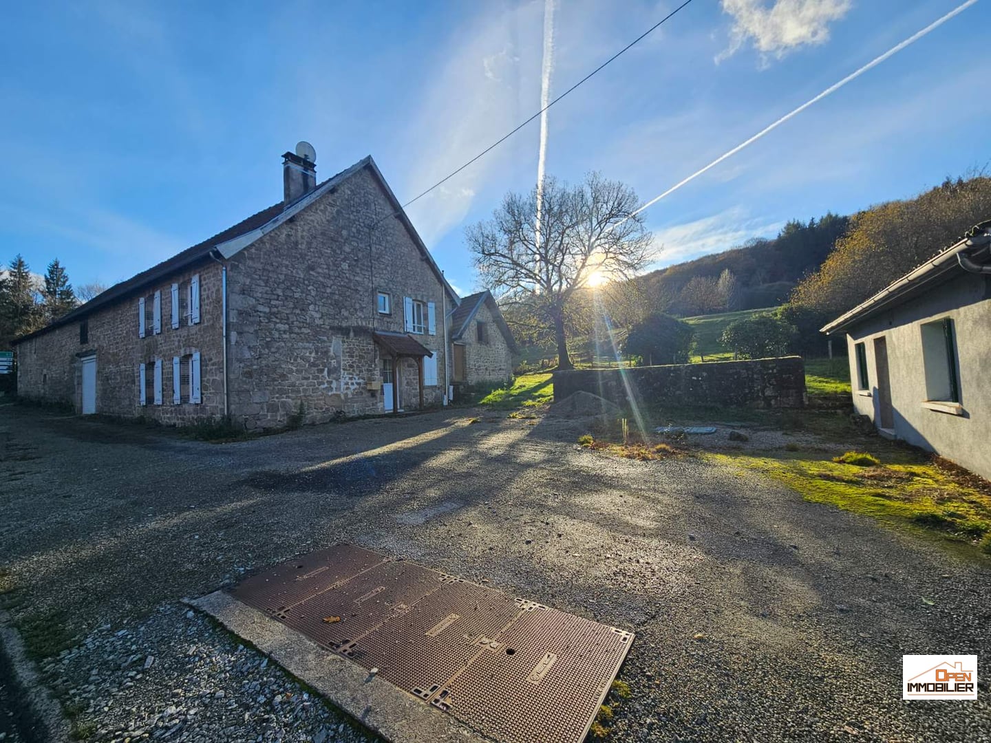 Maison en pierre avec dépendances