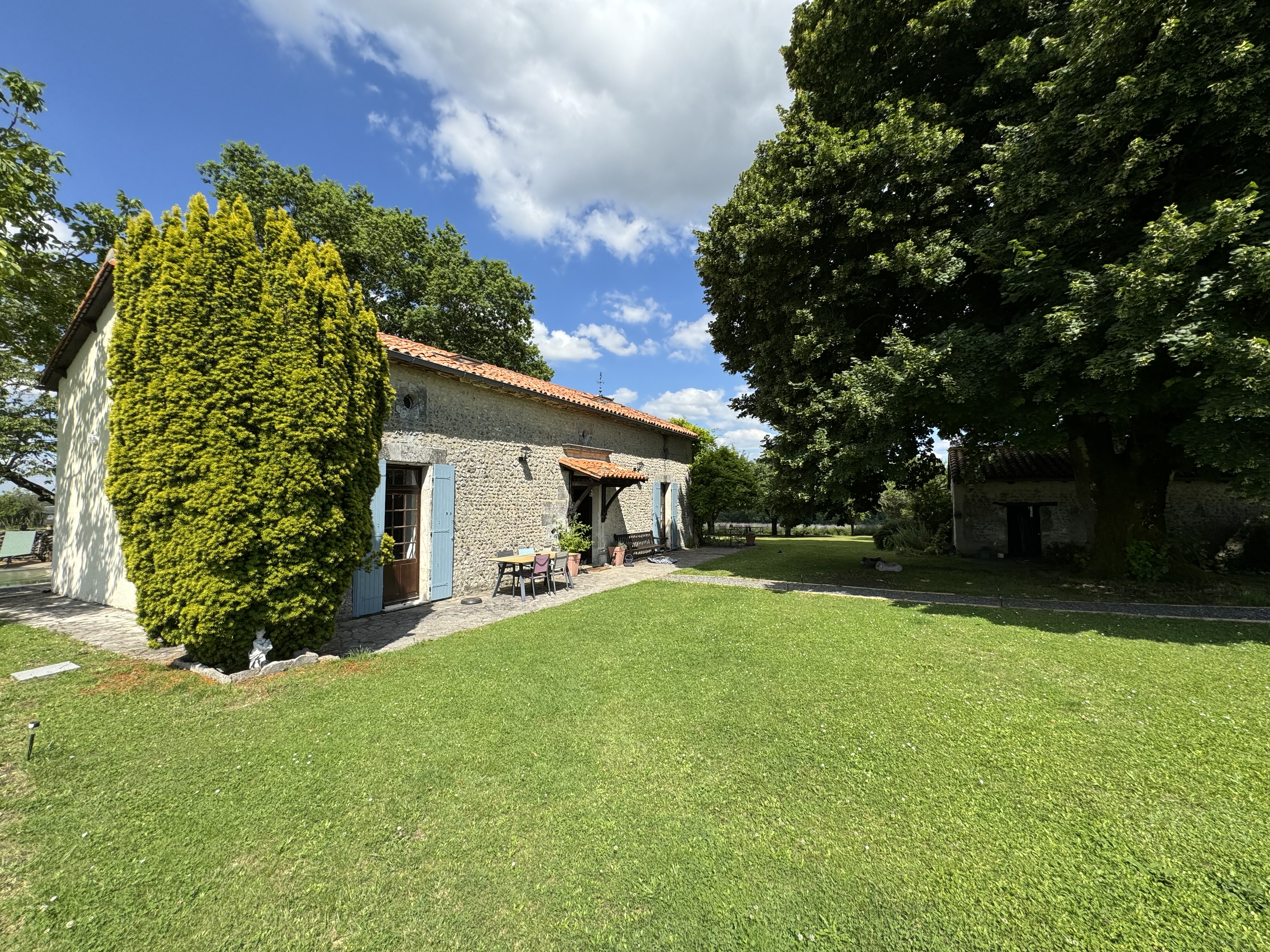 Maison en pierre 160 m² - Terrain et piscine - sans voisins