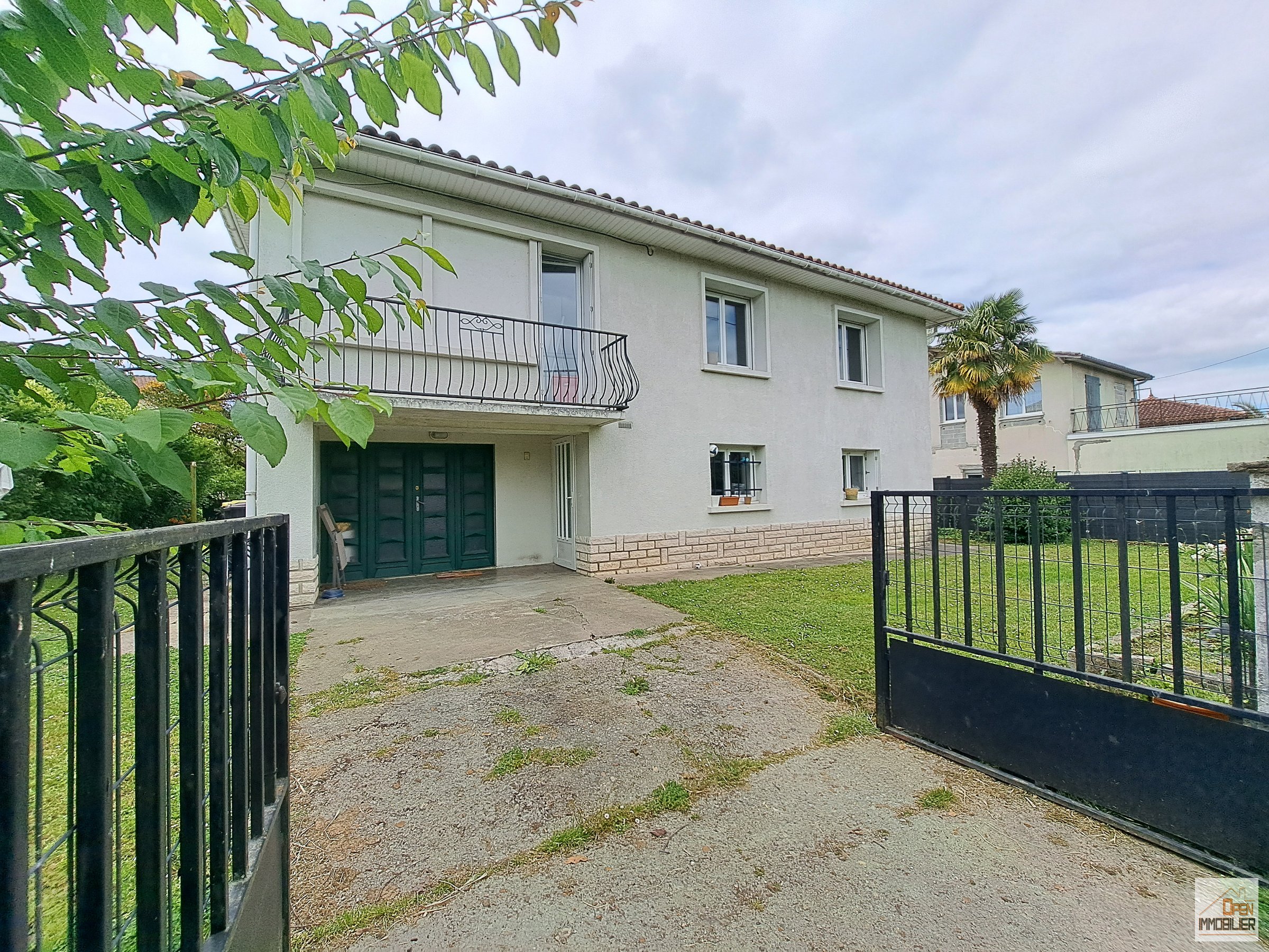 Maison sur sous-sol aménagé avec garage et jardin clos - 105 m² environ - 6 pièces