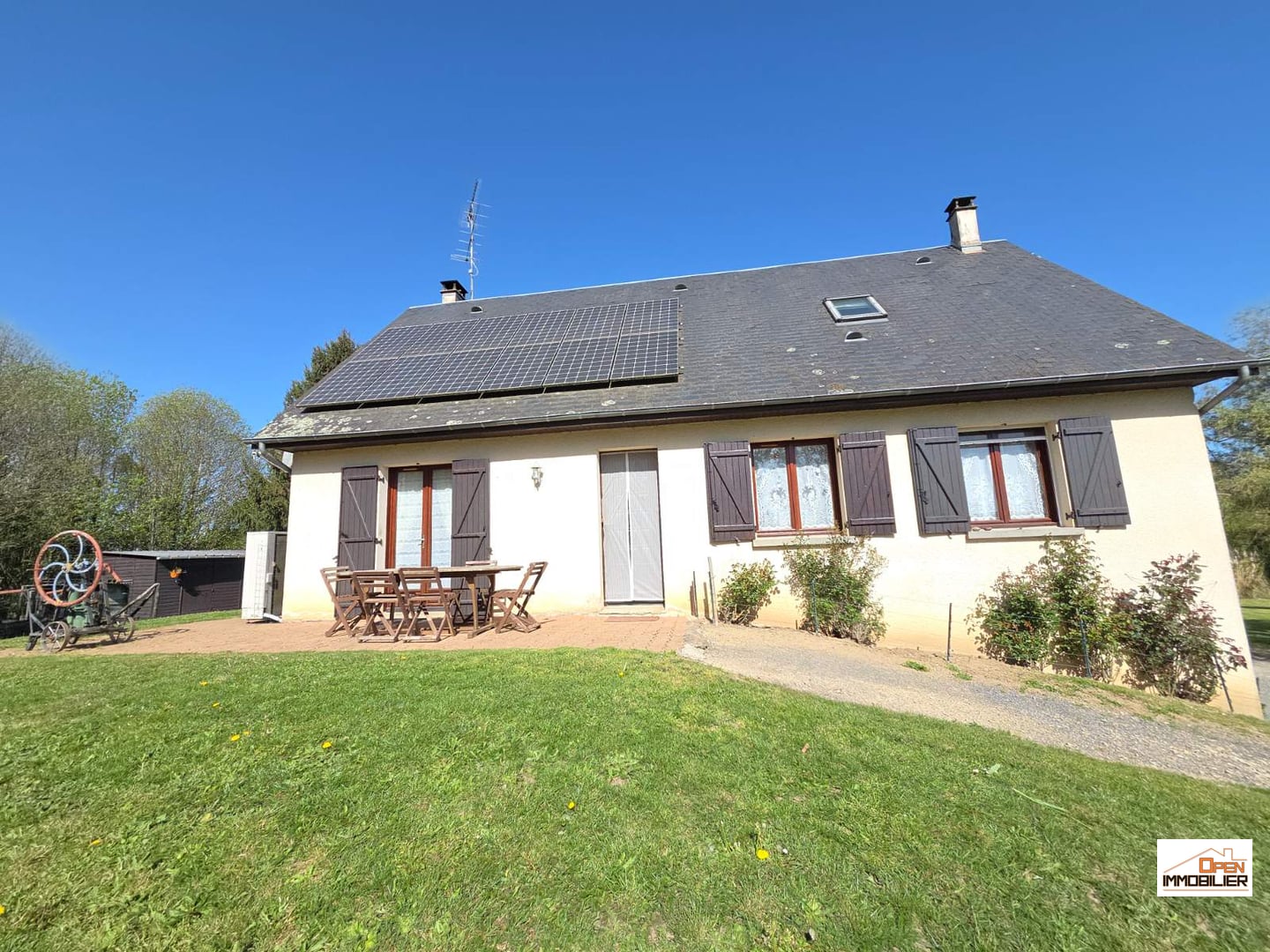 Maison avec garages et dépendances sur terrain clos de 3476m2