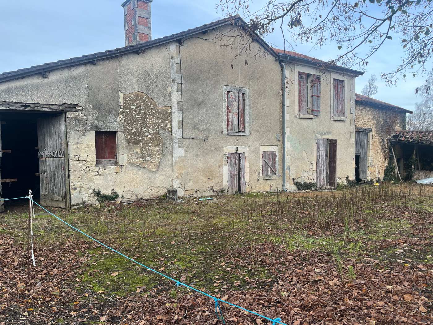 À vendre – Maison avec grange à rénover située dans un environnement calme sur la commune de Légu...
