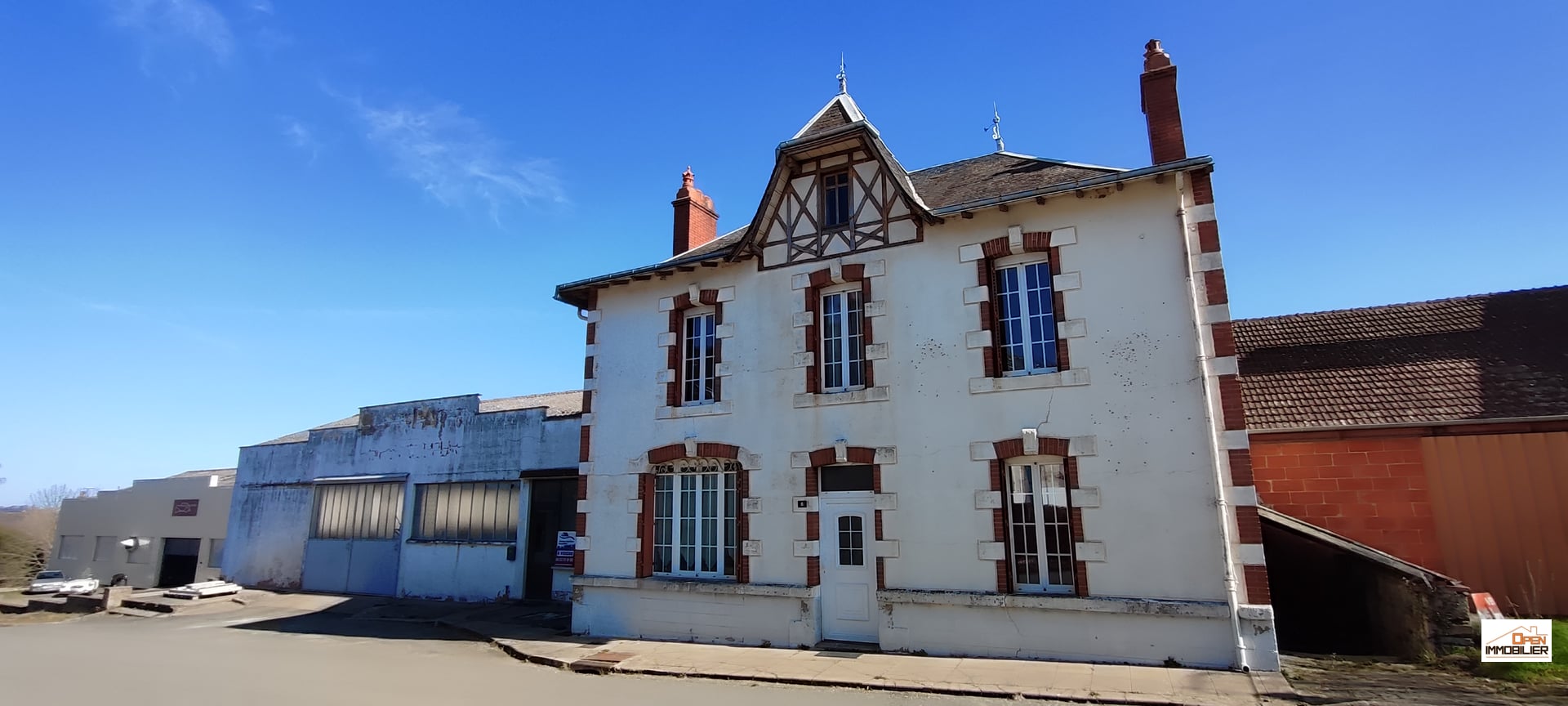 Maison avec garage de 240 m² !