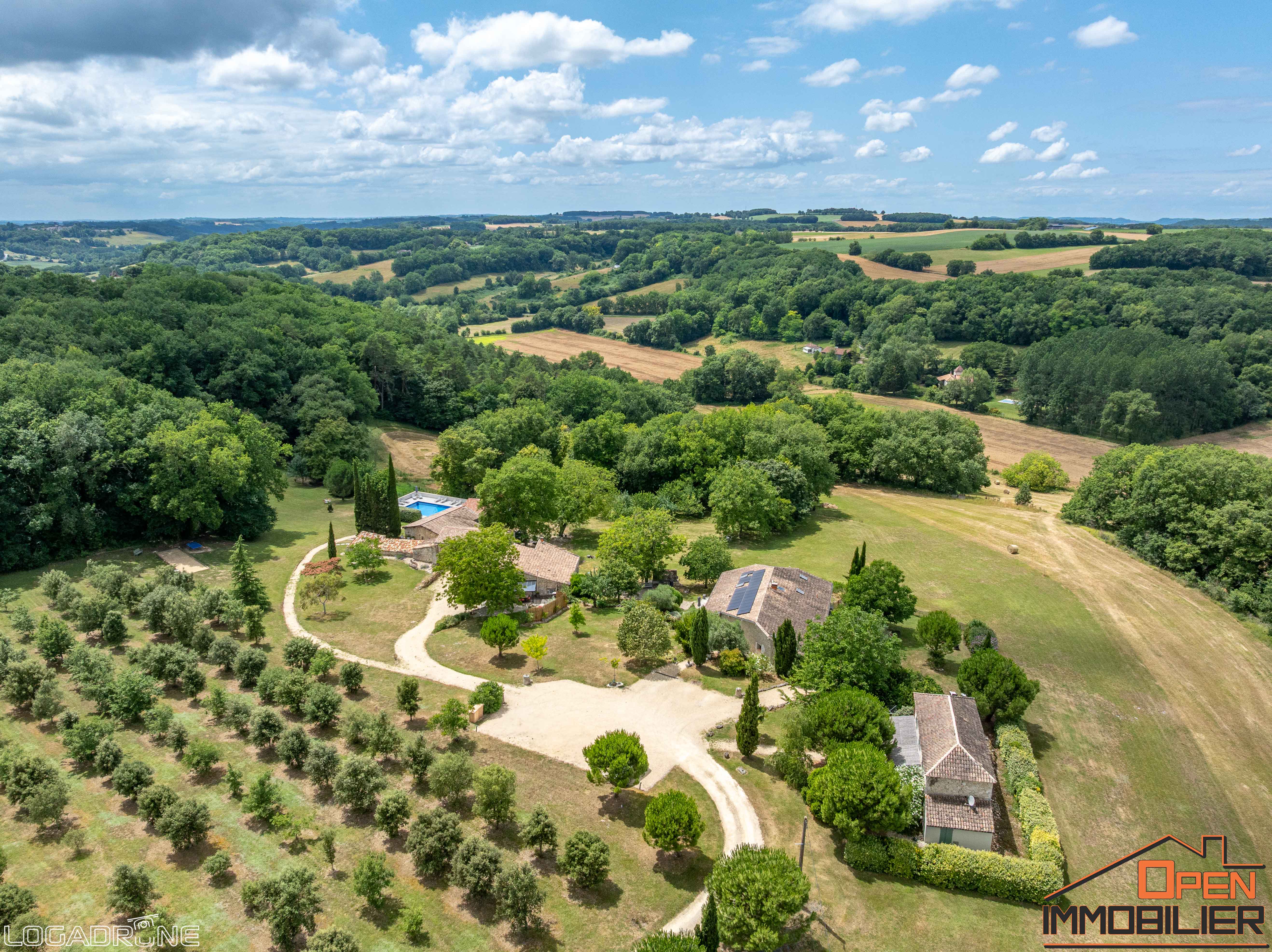 Propriété en pierres avec gîtes et piscine